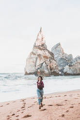 Junge Frau am Praia da Ursa, Lisboa, Portugal - FVSF00187