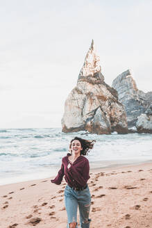 Junge Frau am Praia da Ursa, Lisboa, Portugal - FVSF00188