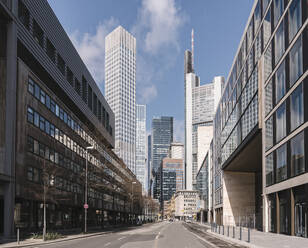 Deutschland, Hessen, Frankfurt, Stadt Straße mit Innenstadt Wolkenkratzer im Hintergrund - AHSF02305