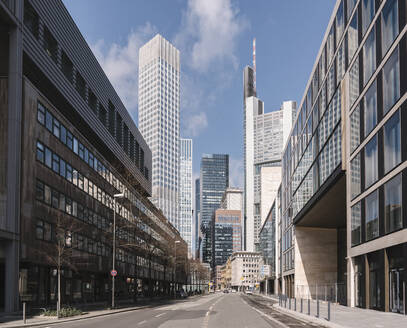 Deutschland, Hessen, Frankfurt, Stadt Straße mit Innenstadt Wolkenkratzer im Hintergrund - AHSF02305