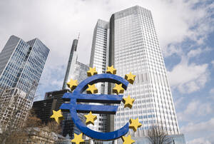 Germany, Hesse, Frankfurt, Low angle view of Euro-Skulptur with Eurotower in background - AHSF02306