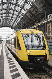 Deutschland, Hessen, Frankfurt, Gelber Zug wartet am Bahnhof - AHSF02307