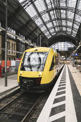 Deutschland, Hessen, Frankfurt, Gelber Zug wartet am Bahnhof - AHSF02308