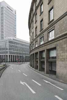 Deutschland, Hessen, Frankfurt, Straßenmarkierungen entlang einer leeren Stadtstraße - AHSF02310