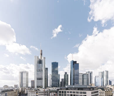 Deutschland, Hessen, Frankfurt, Himmel über den Wolkenkratzern der Innenstadt - AHSF02317