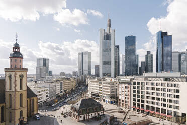 Deutschland, Hessen, Frankfurt, Stadtplatz mit Wolkenkratzern in der Innenstadt im Hintergrund - AHSF02318