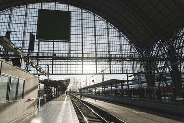 Deutschland, Hessen, Frankfurt, Bahnhofsinterieur bei Sonnenuntergang - AHSF02320
