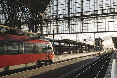 Deutschland, Hessen, Frankfurt, Roter Zug wartet am Bahnhof - AHSF02322