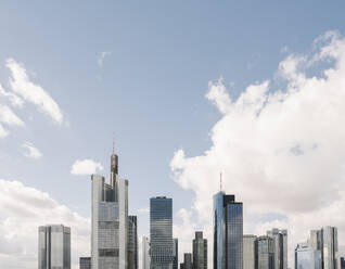 Deutschland, Hessen, Frankfurt, Himmel über den Wolkenkratzern der Innenstadt - AHSF02330