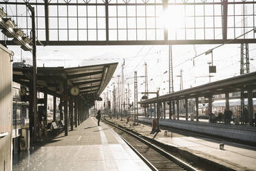 Deutschland, Hessen, Frankfurt, Bahnhof bei Sonnenuntergang - AHSF02332