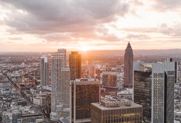 Deutschland, Hessen, Frankfurt, Stadtzentrum bei stimmungsvollem Sonnenuntergang - AHSF02334