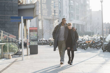 Junges Paar beim Spaziergang in der Stadt, Mailand, Italien - MEUF00414