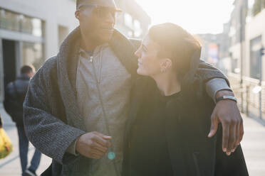 Young couple in the city at sunset - MEUF00435