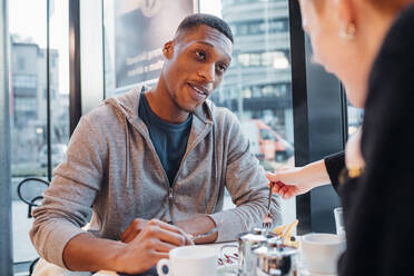 Junges Paar in einem Cafe in der Stadt - MEUF00477