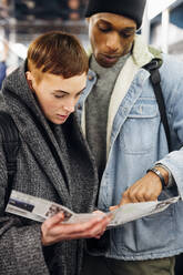 Junges Paar überprüft Karte in der U-Bahn - MEUF00506