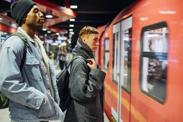 Junges Paar auf dem Bahnsteig der U-Bahn-Station - MEUF00513