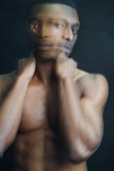 Doppelbelichtung Porträt eines nackten jungen Mannes im Studio - MEUF00548