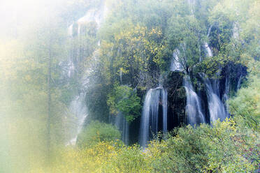 Langzeitbelichtung der Wasserfälle des Cuervo-Flusses im zeitigen Frühjahr - DSGF02006