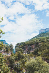 Spanien, Provinz Huesca, Wolken über einer einsamen Hütte in den Klippen - FVSF00199