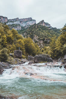 Spanien, Provinz Huesca, Klarer Gebirgsfluss - FVSF00206