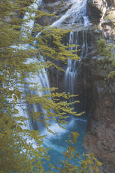 Spanien, Provinz Huesca, Langzeitbelichtung eines plätschernden Wasserfalls - FVSF00208