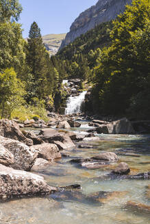 Spanien, Provinz Huesca, Kleiner Wasserfall an klarem Bergfluss - FVSF00216
