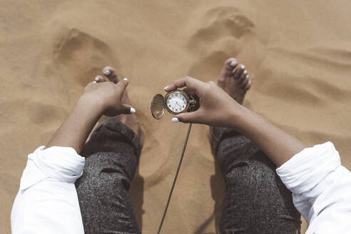 Frauenhand hält alte Taschenuhr, Wüste Merzouga, Marokko - DAMF00384