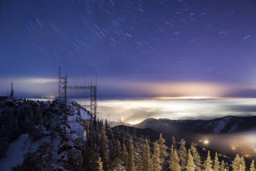 Sternspuren und Lichtverschmutzung vom Squaw Mountain, Colorado - CAVF79337