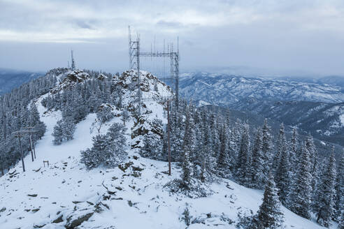 Fernmeldetürme und Stromleitungen am Squaw Mountain, Colorado - CAVF79338