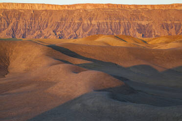 North Caineville Mesa und Badlands bei Sonnenaufgang, Upper Blue Hills, Utah - CAVF79349