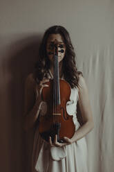 Frau hält Geige - GMLF00111