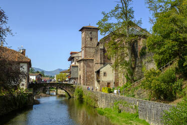 Frankreich, Pyrenees-Atlantiques, Saint-Jean-Pied-de-Port, Pont Saint Jean über dem Nive-Kanal - LBF03049