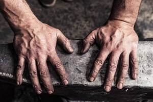 Messermacher mit rußgeschwärzten Händen am Amboss - WFF00364