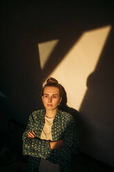 Porträt einer jungen Frau im Sonnenschein zu Hause - GUSF03577