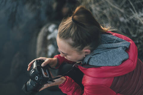 Junge Frau mit Kamera, lizenzfreies Stockfoto