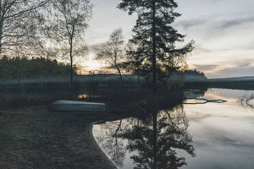 Verlassenes Boot am Seeufer, Sodermanland, Nykoping, Schweden - GUSF03750