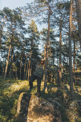 Junge Frau mit VR-Brille in der Natur - GUSF03768