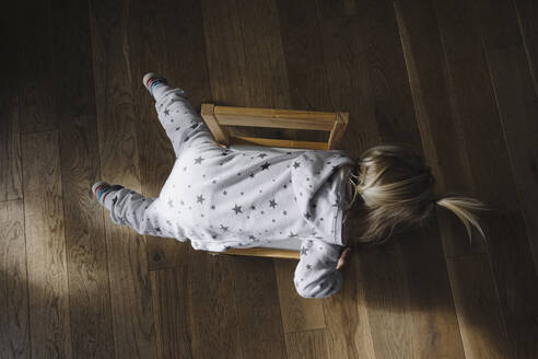 Rückenansicht eines auf einem Stuhl liegenden Kleinkindes, Ansicht von oben - JOSEF00326