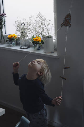 Blonder kleiner Junge spielt zu Hause, lizenzfreies Stockfoto