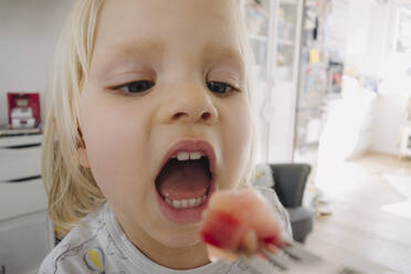 Porträt eines blonden kleinen Mädchens mit offenem Mund - JOSEF00340