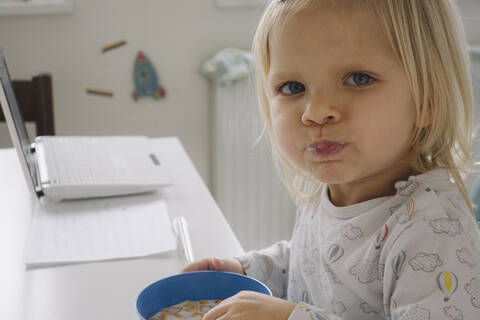 Porträt eines kleinen Mädchens beim Frühstück, lizenzfreies Stockfoto