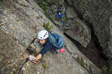 Frau klettert Matron-Nordwand, Flatirons bei Boulder, Colorado - CAVF79448