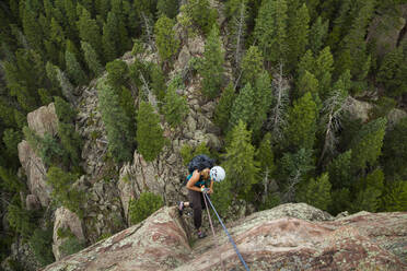 Frau seilt sich vom Gipfel des Matron, Flatirons bei Boulder, Colorado, ab - CAVF79449