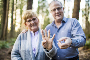 Older couple hold out 40 with fingers during 40th anniversary - CAVF79490