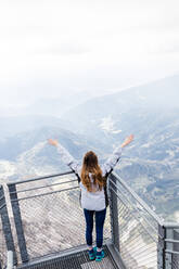 Junges Mädchen genießt die Aussicht auf die Alpen von der Aussichtsplattform - CAVF79539