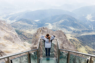 Millennial-Mädchen genießt den Blick auf die Alpen von der Aussichtsplattform - CAVF79553