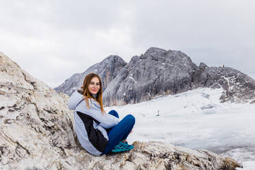 Junges Millennial-Mädchen genießt die Aussicht auf die Alpen auf einem Gletscher - CAVF79557