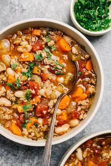 Italienische Wurst und weiße Bohnensuppe - CAVF79650