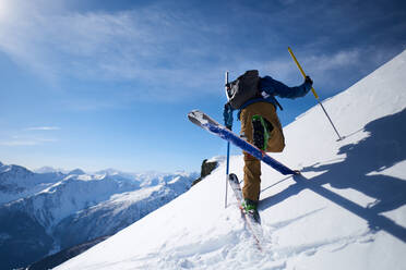 Skitourengeher beim Bergaufschwung mit Bergkulisse - CAVF79682