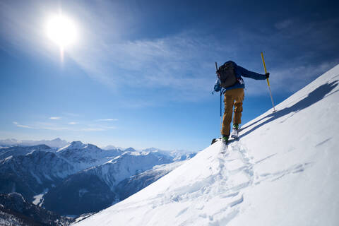 Skitourengehen mit Bergkulisse, lizenzfreies Stockfoto